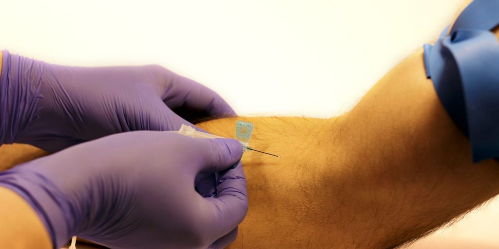 Product image for Virtual phlebotomy training course showing taking blood from arm. phlebotomy mistakes