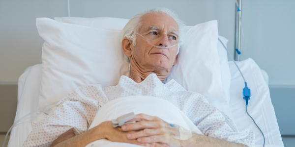 Man with heart failure in hospital bed using nasal oxygen for Advanced Heart Failure Management in Primary Care course